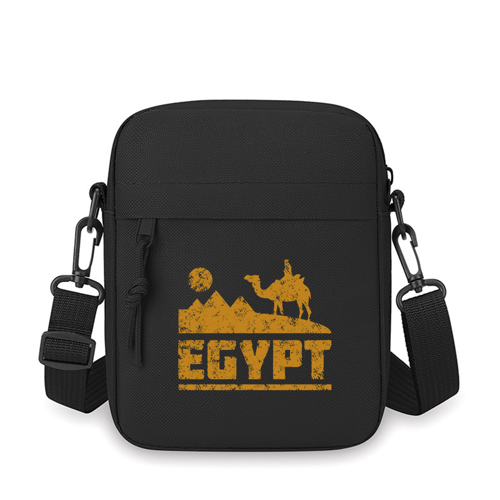 Women Bags In Egypt - Deve binme piramitleri güneş Mısır çölü